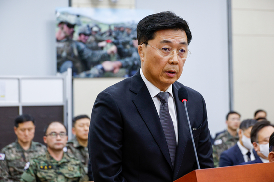 Former National Intelligence Service first deputy director Hong Jang-won speaks during a parliamentary questioning at the National Assembly in Yeouido, western Seoul, on Jan. 22. [NEWS1]