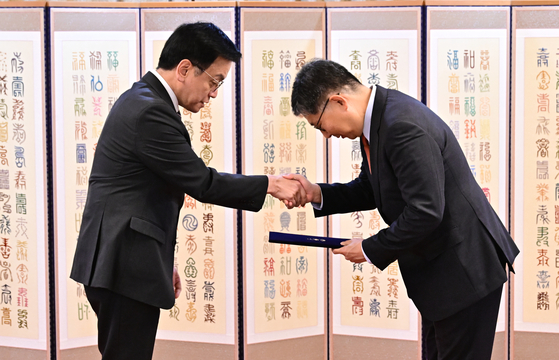Acting President Choi Sang-mok, left, presents a letter of credence to Lee Ho-yul, South Korea’s first ambassador to Cuba, during the credential ceremony at the Government Complex in Seoul on Jan. 31. [JOINT PRESS CORPS]