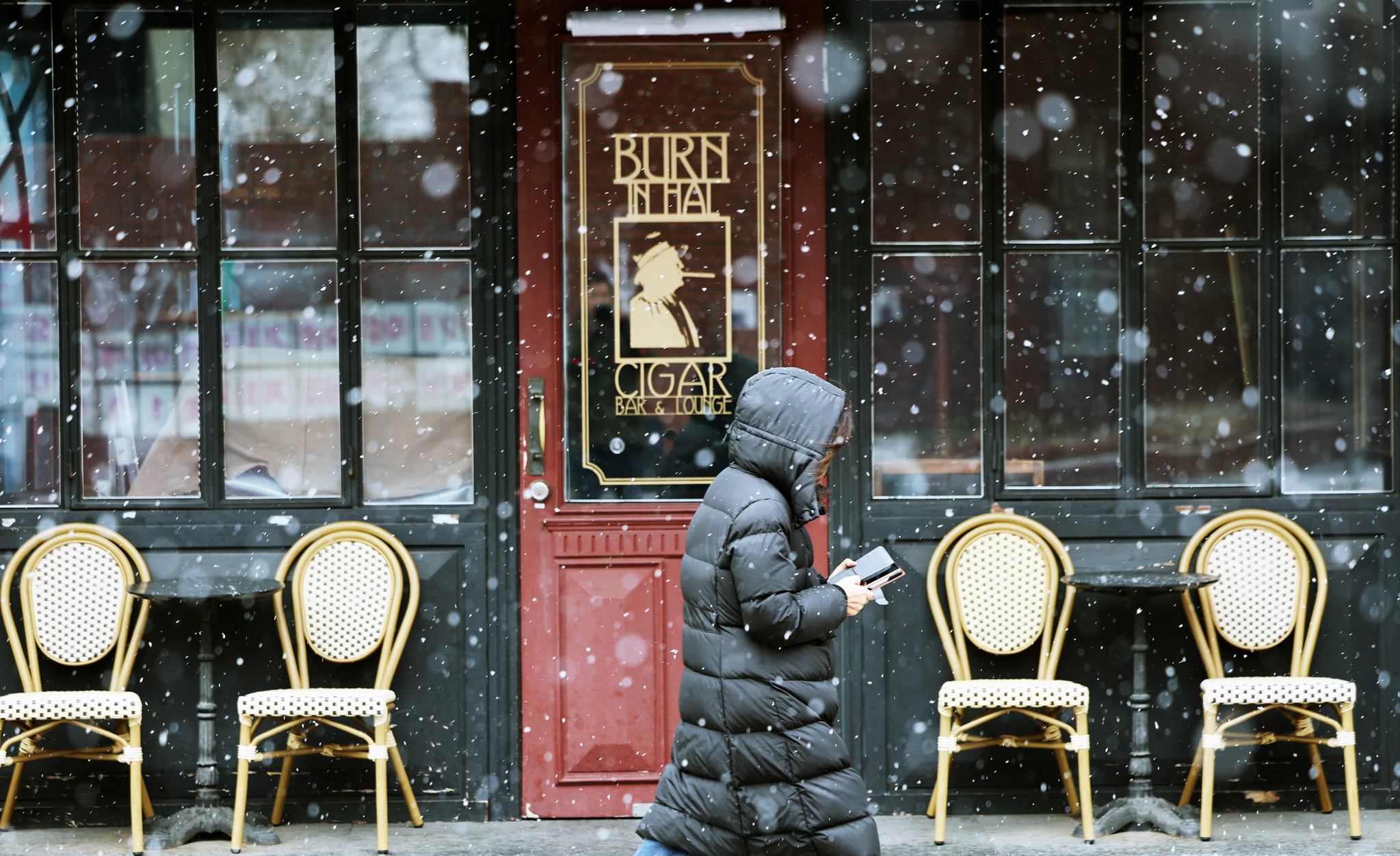 A pedestrian walks past a bar in Yongsan District, central Seoul on Jan. 31. [NEWS1]
