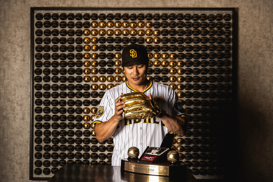 Kim Ha-seong receives the National League Gold Glove award in the utility category for the 2023 season ahead of a home game at in San Diego, California, on April. 28, 2024. [NEWS1]