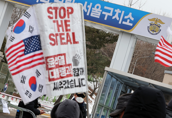 Supporters of President Yoon Suk Yeol gather outside the Seoul Detention Center in Uiwang, Gyeonggi, on Jan. 31, as general visits for the detained leader are officially permitted. [NEWS1]