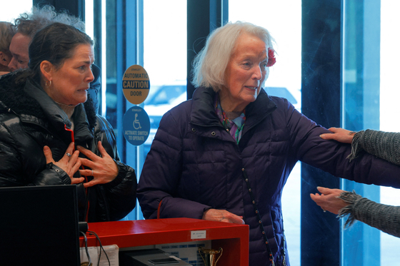 Olympic silver medalist Nancy Kerrigan, left, and gold medalist Tenley Albright are greeted as they arrive at the Skating Club of Boston, home of athletes Jinna Han and Spencer Lane and coaches Vadim Naumov and Evgenia Shishkova, in Norwood, Massachusetts on Jan. 30.  [REUTERS/YONHAP]