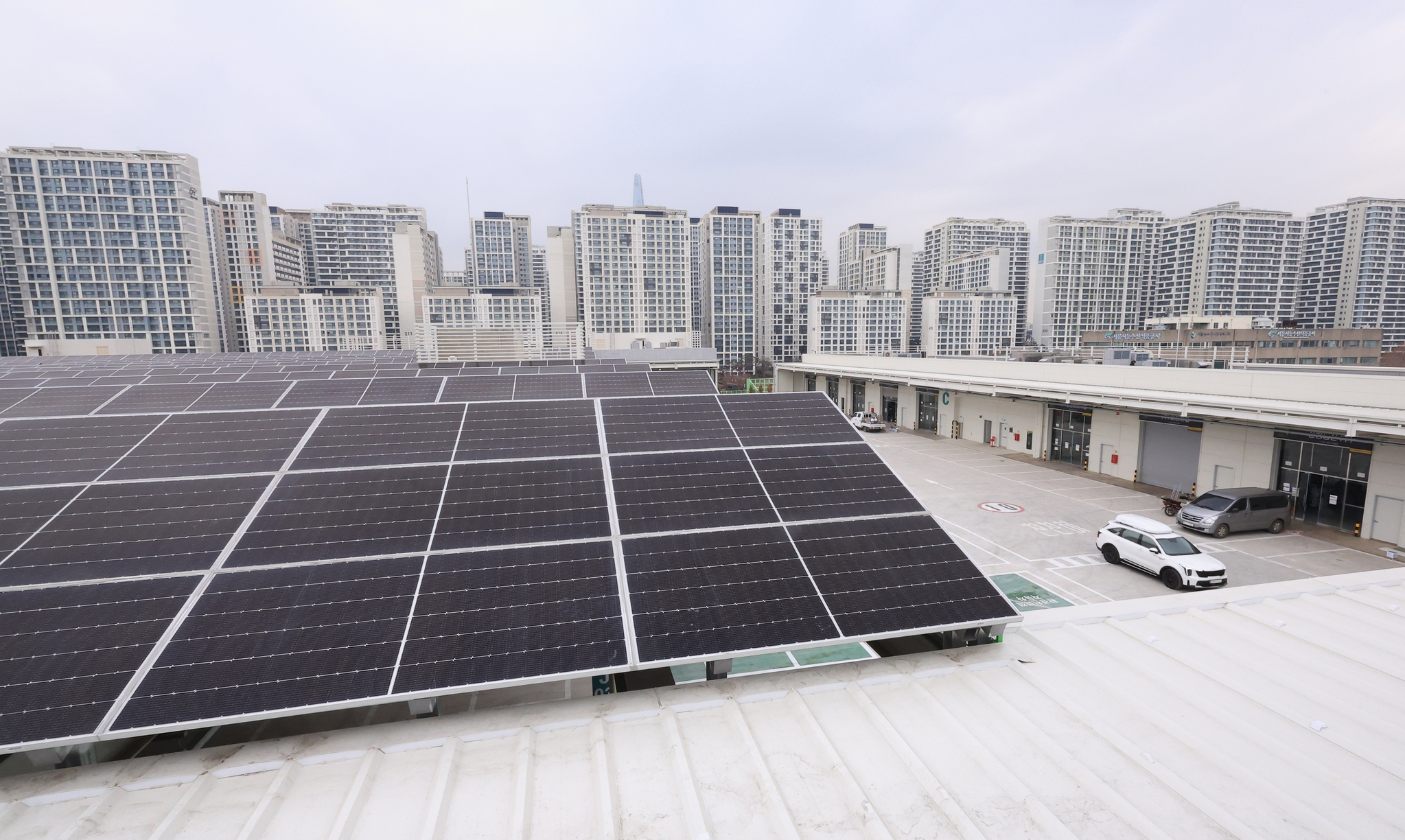 Solar panels installed in eastern Seoul [YONHAP]