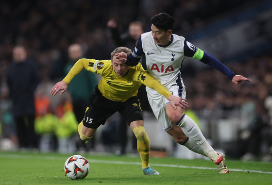 Son Heung-Min of Tottenham Hotspur (right) in action against Simon Hedlund of Elfsborg during a UEFA Europa League match between Tottenham Hotspur and IF Elfsborg in London on Jan 30. [EPA/YONHAP]