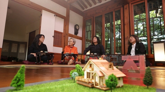A scene from the EBS educational program ″Our Sweet Homes″ (2019-), which actor Kim Young-ok is a narrator for. This earned her an award for the narration category at the Korea Broadcasting Prizes in 2020. [EBS]