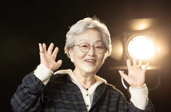 Actor Kim Young-ok poses during an interview with the JoongAng Ilbo, an affiliate of the Korea JoongAng Daily, on Jan. 22. [JOONGANG ILBO]