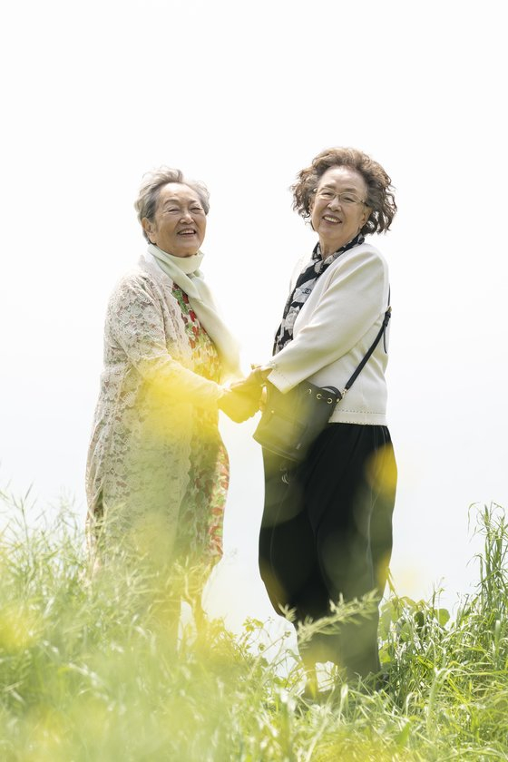 Actors Kim Young-ok, left, and Na Moon-hee star together in the film ″Picnic″ (2024). [LOTTE ENTERTAINMENT]