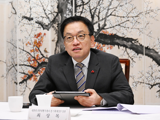 Acting President Choi Sang-mok speaks during a meeting at the government complex in central Seoul on Jan. 31. [MINISTRY OF ECONOMICS AND FINANCE]
