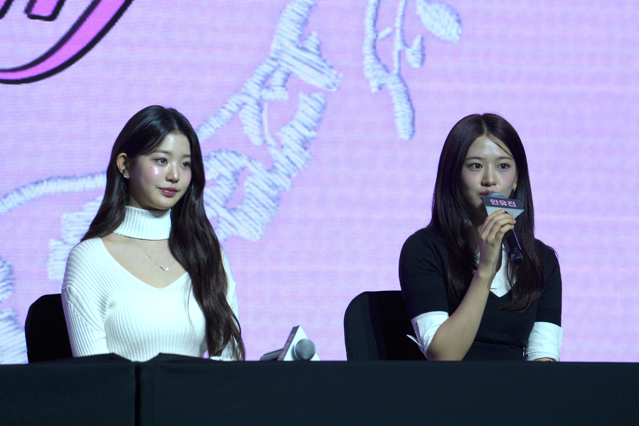 Members Jang Won-young, left, and An Yu-jin of girl group IVE at a press conference held on Feb. 3 at the Conrad Seoul hotel in western Seoul [KIM MYEONG-JI]