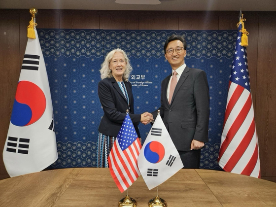 Lee Tae-woo, Korea's chief negotiator for the defense cost-sharing talks, right, signs the preliminary agreement for the 12th Special Measures Agreement (SMA) with Linda Specht, U.S. Senior Advisor in the Bureau of Political-Military Affairs, at the Ministry of Foreign Affairs building in Seoul on Oct. 4, 2024, agreeing to increase Korea's first-year contribution by 8.3 percent in 2026, with subsequent annual increases linked to inflation rather than defense budget growth. [MINISTRY OF FOREIGN AFFAIRS]