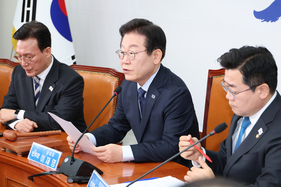 Lee Jae-myung, center, leader of the liberal Democratic Party (DP), speaks during a Supreme Council meeting at the National Assembly in Yeouido, western Seoul, on Feb. 3. [YONHAP] 