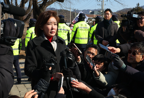 People Power Party Rep. Na Kyung-won, left, speaks to reporters after visiting President Yoon Suk Yeol at the Seoul Detention Center in Uiwang, Gyeonggi, on Monday. [YONHAP]