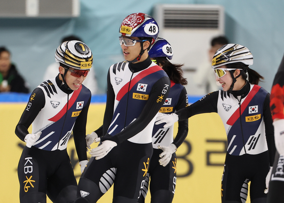 Korea's short track speed skating team members from left: Park Ji-won, Kim Tae-sung, Choi Min-jeong and Kim Gil-ri celebrate after winning a gold medal at the 2024-2025 International Skating Union (ISU) Short Track World Tour, held at Mokdong Ice Rink in Yangcheon-gu, Seoul, on Dec. 15, 2024. [YONHAP]