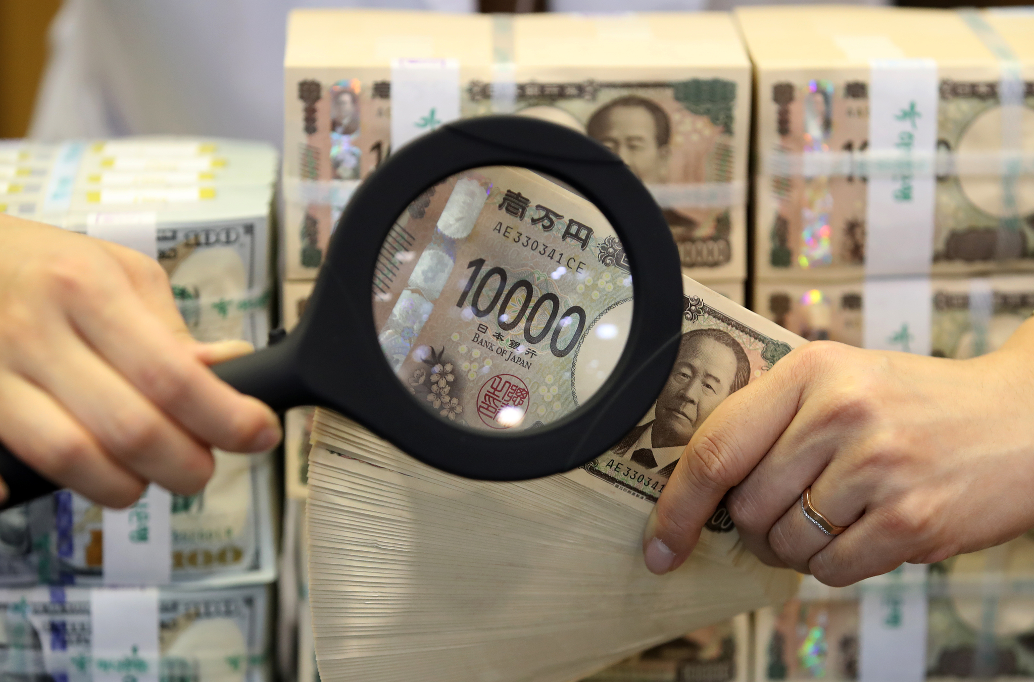 An employee presents bank notes of Japanese yen at Hana Bank's Counterfeit Notes Response Center in Jung District, central Seoul, on Oct. 28, 2024. [NEWS1]