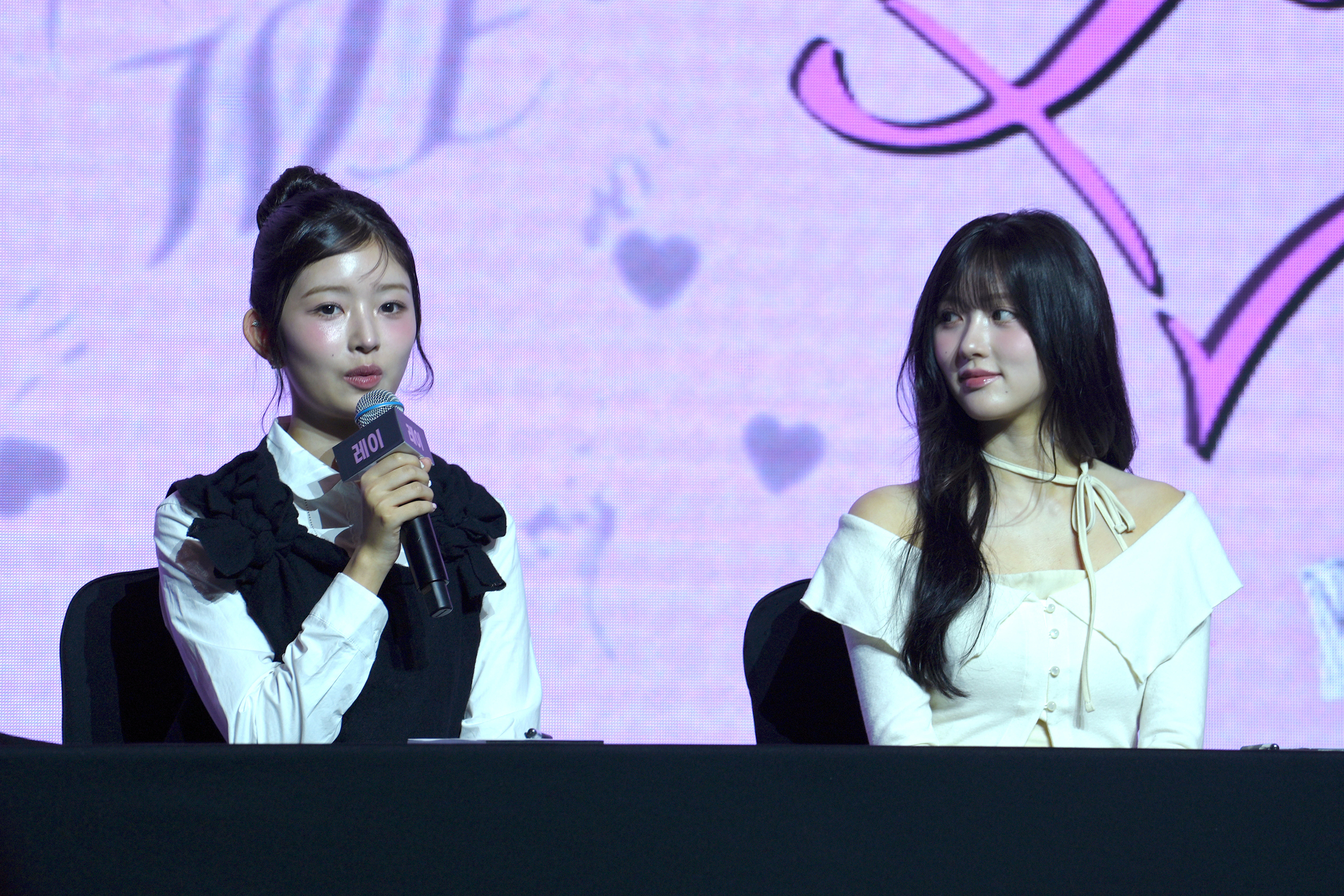 Members Rei, left, and Gaeul of girl group IVE at a press conference held on Feb. 3 at the Conrad Seoul hotel in western Seoul [KIM MYEONG-JI]