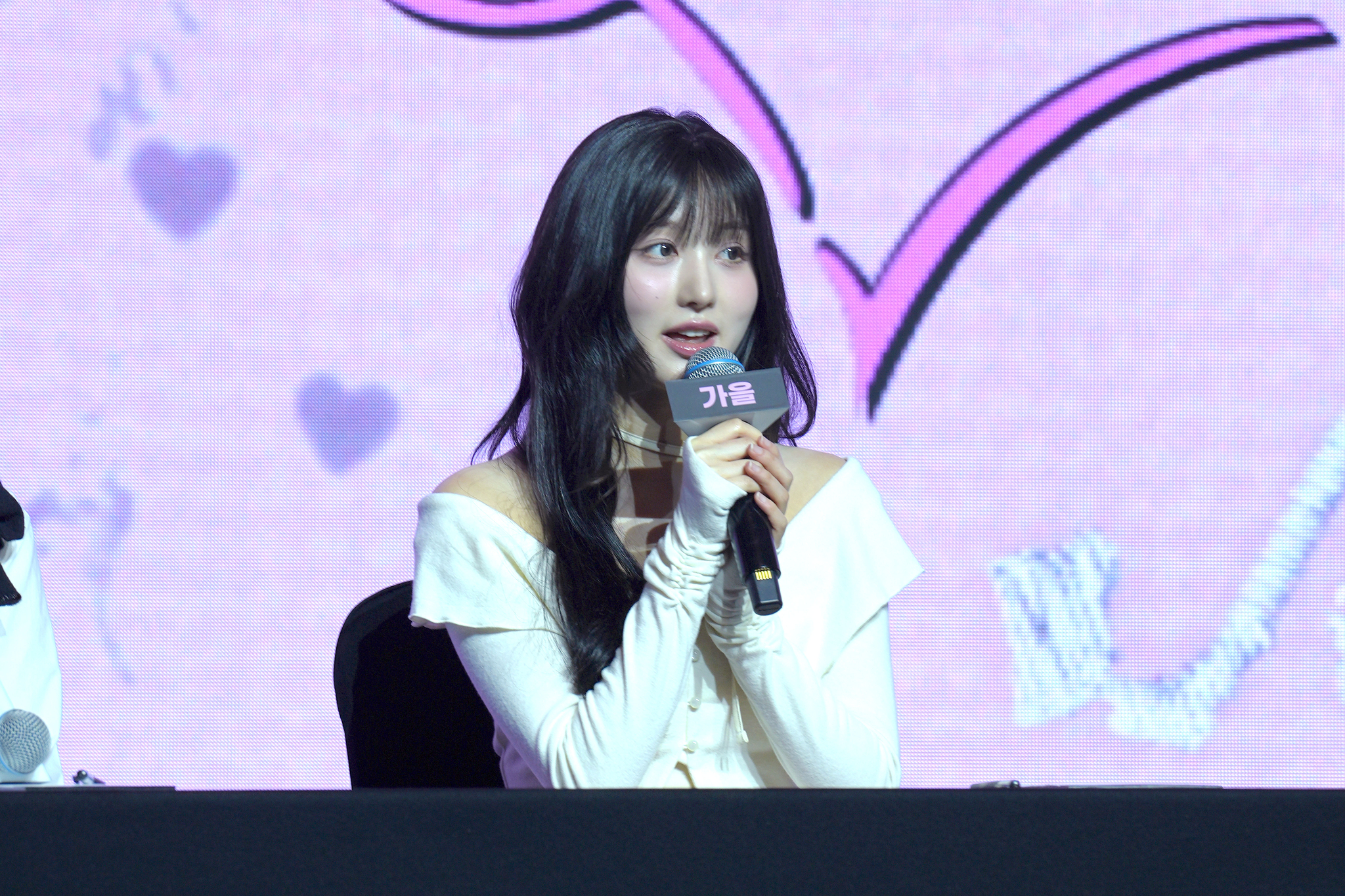 Member Gaeul of girl group IVE answer questions from reporters during a press conference held on Feb. 3 at the Conrad Seoul hotel in western Seoul for the release of the group's third EP "IVE Empathy." [KIM MYEONG-JI]