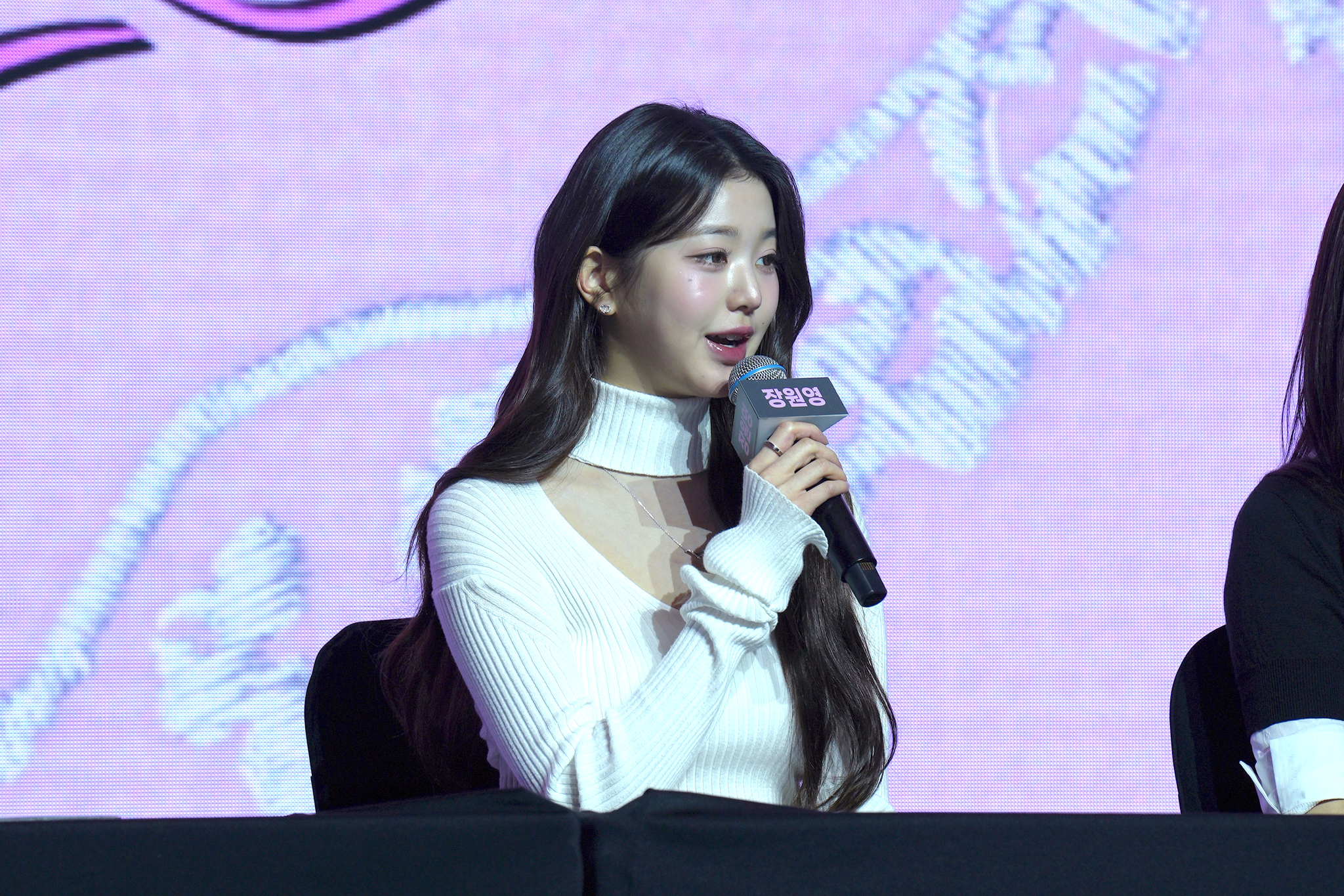 Member Jang Won-young of girl group IVE answer questions from reporters during a press conference held on Feb. 3 at the Conrad Seoul hotel in western Seoul for the release of the group's third EP "IVE Empathy." [KIM MYEONG-JI]