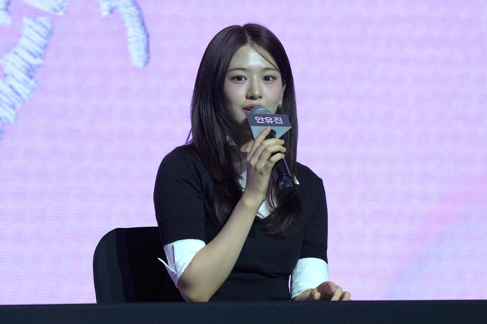 Member An Yu-jin of girl group IVE answer questions from reporters during a press conference held on Feb. 3 at the Conrad Seoul hotel in western Seoul for the release of the group's third EP "IVE Empathy." [KIM MYEONG-JI]