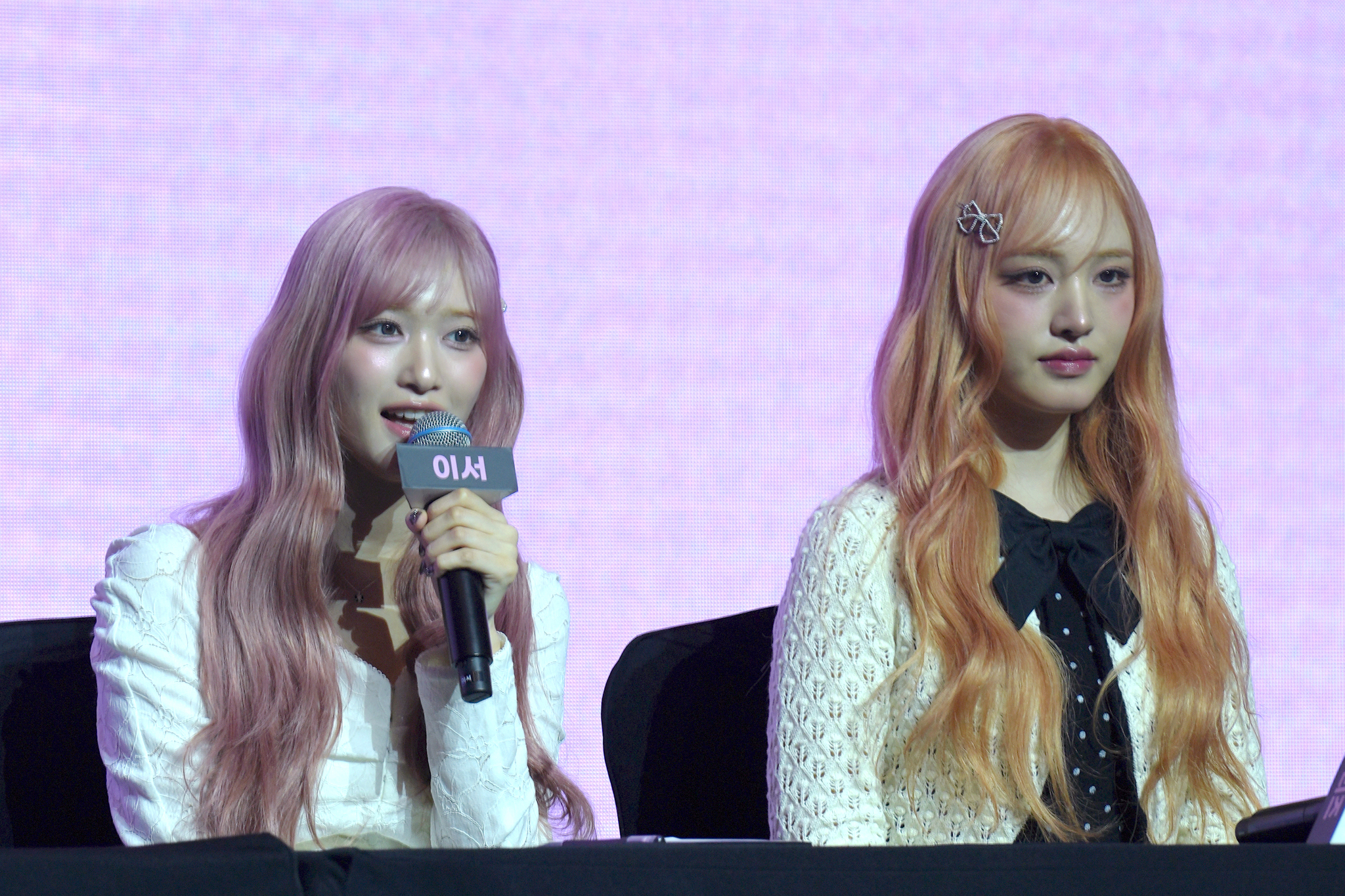 Members Leeseo, left, and Liz of girl group IVE at a press conference held on Feb. 3 at the Conrad Seoul hotel in western Seoul [KIM MYEONG-JI]