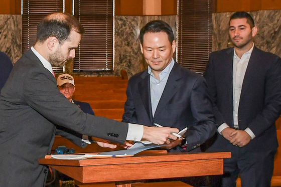 SPC Group President Hur Jin-soo, center, signs a deal for investment incentives for the construction of its factory at a ceremony at the Johnson County District Court in Texas on Jan. 27. [SPC]