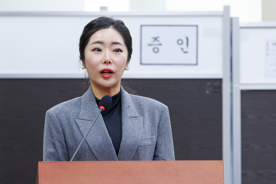 Shaman Lee Seon-jin speaks during a parliamentary special committee hearing at the National Assembly in Yeouido, western Seoul, on Feb. 4, as part of the investigation into President Yoon Suk Yeol's alleged insurrection charges. [NEWS1] 