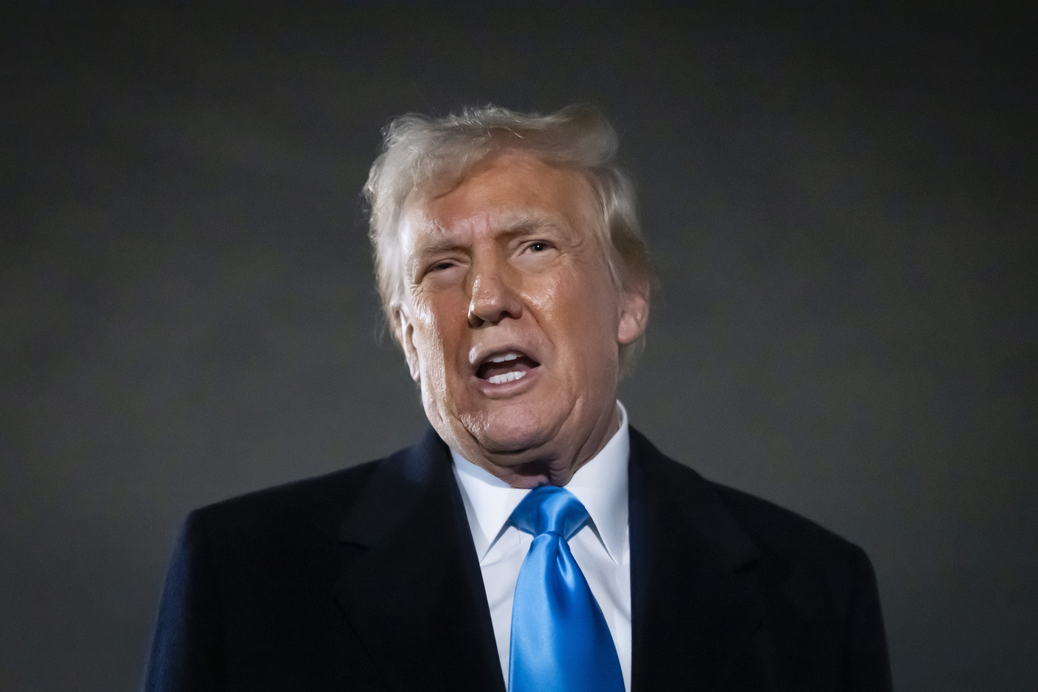 U.S. President Donald Trump speaks to reporters after arriving at Joint Base Andrews in Maryland on Feb. 2. [ASSOCIATED PRESS/YONHAP]