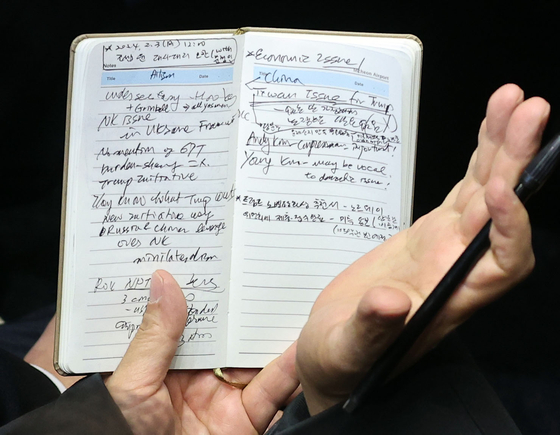 Liberal Democratic Party (DP) Rep. Park Sun-won holds up a memo mentioning the recommendation of U.S. President Donald Trump for the Nobel Peace Prize on Feb. 3. The names of U.S. congresspeople Andy Kim and Young Kim is also seen in the memo. [YONHAP]
