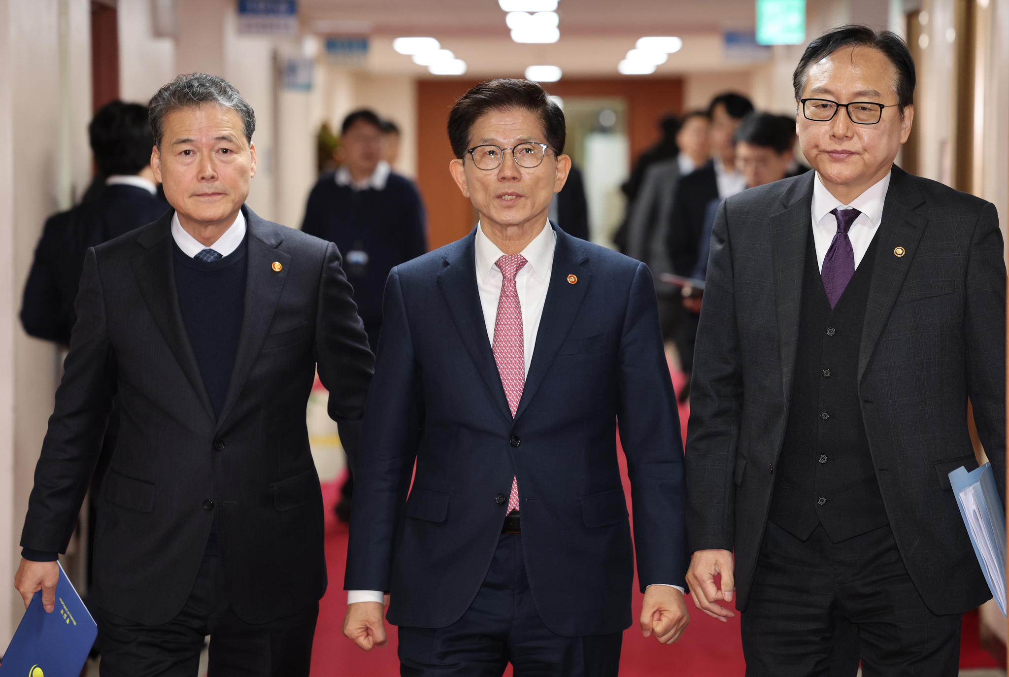 Labor Minister Kim Moon-soo, center, walks inside the central government complex in Jongno District in Seoul on Feb. 4. [JOINT PRESS CORPS]