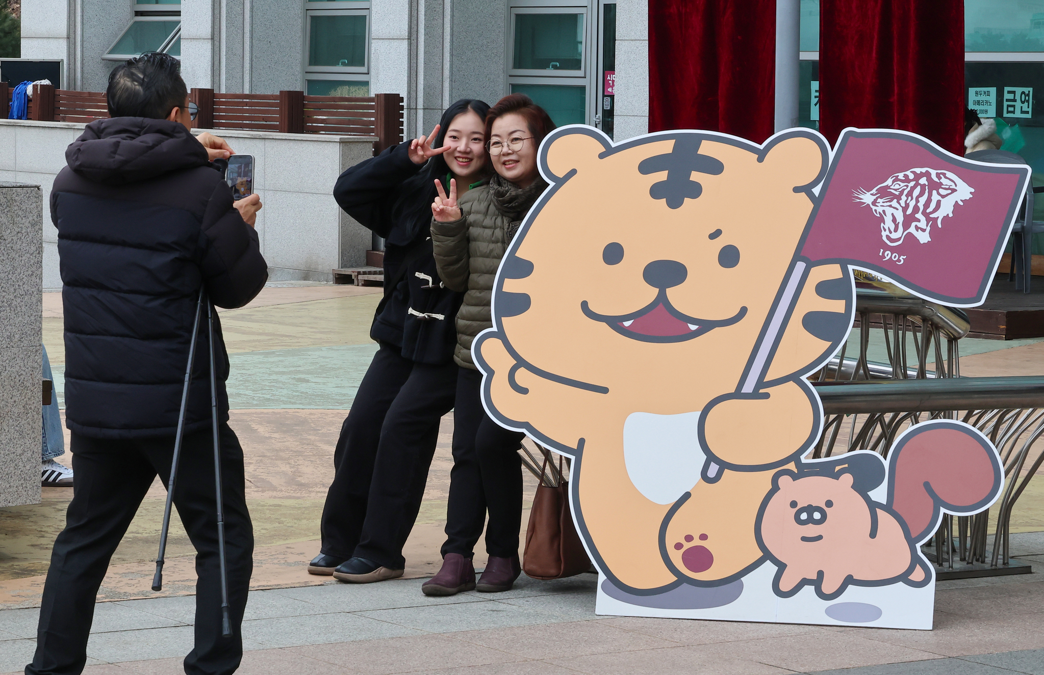 A student takes a photo with her family at Korea University's matriculation ceremony on Feb. 29, 2024. Many universities will be bringing back personal statements for international undergraduate admissions starting with the fall 2025 intake. [YONHAP] 
