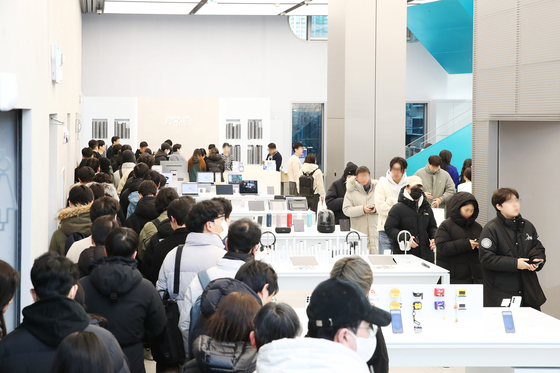 Visitors line up at the flagship Samsung store in Gangnam to retrieve preordered Galaxy S25 smartphones. [SAMSUNG ELECTRONICS]