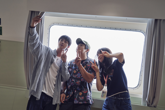 Still from Netflix variey show ″Kian's Bizarre B&B″ [NETFLIX]