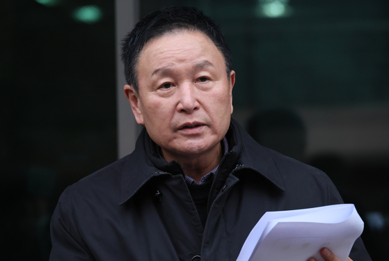 Huh Jung-moo, a candidate in the election for KFA president, speaks during a press conference outside the KFA House in Seoul on Jan. 22. [YONHAP]