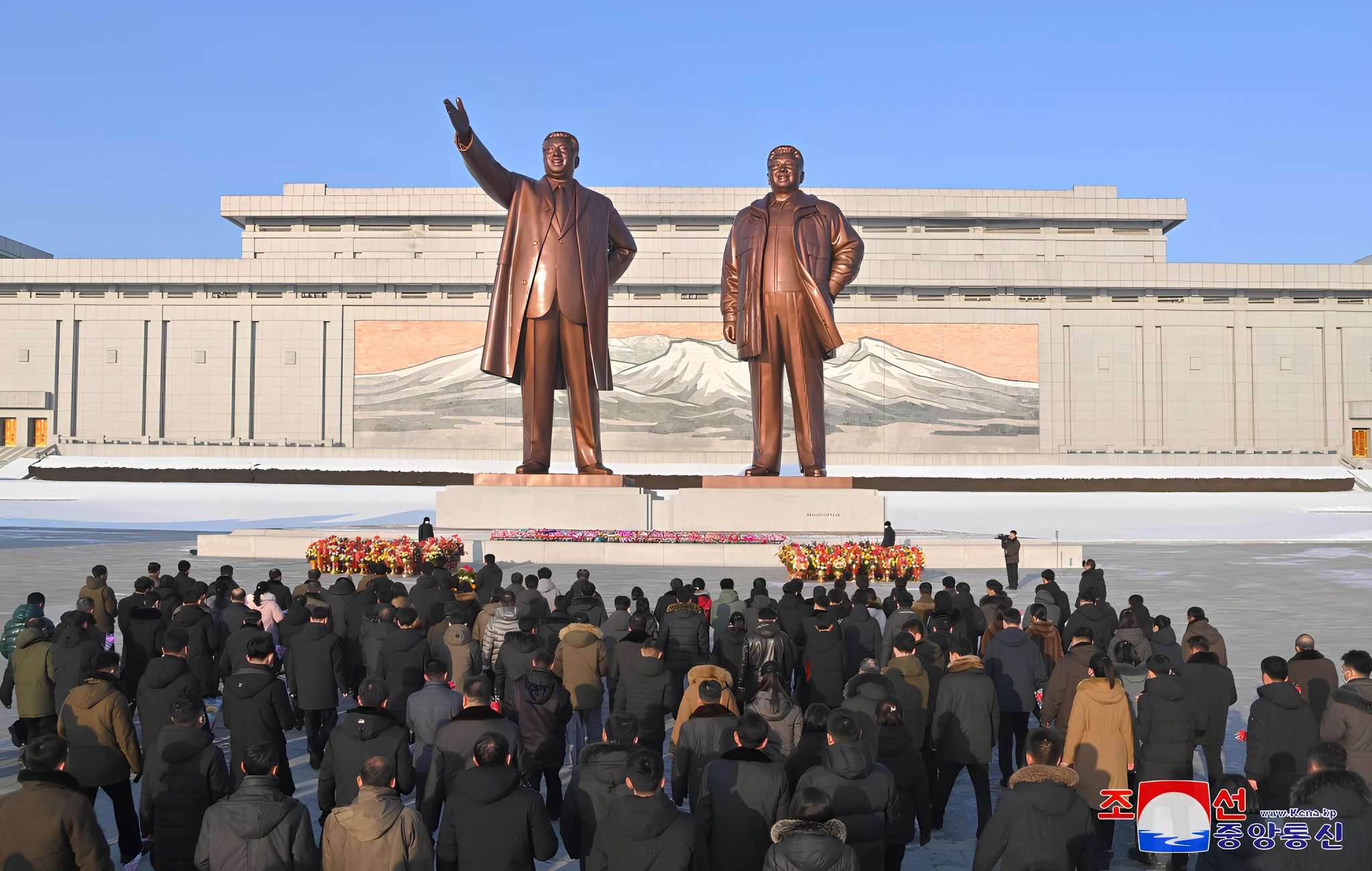 North Koreans visit the statues of late North Korean leaders Kim Il-sung, left, and Kim Jong-il on the occasion of the Lunar New Year in this image provided by the Korean Central News Agency on Jan. 30. [KOREAN CENTRAL NEWS AGENCY]