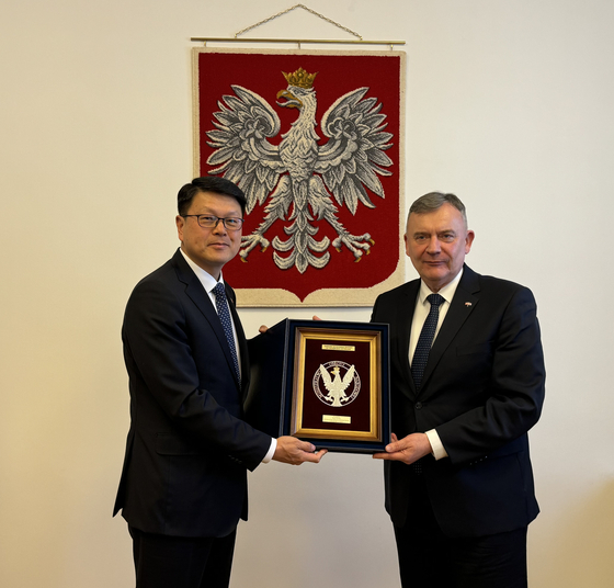 Cho Hyun-ki, left, deputy minister for the current capabilities program at the Defense Acquisition Program Administration (DAPA), poses for a photo with Polish Deputy Defense Minister Pawel Bejda, on Jan. 20. [YONHAP] 
