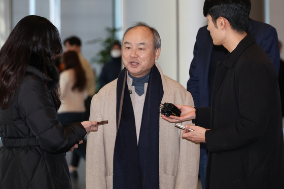 SoftBank Group CEO Masayoshi Son speaks to the Korean press at the Samsung Electronics' Seocho office building in southern Seoul on Feb. 4. [YONHAP]