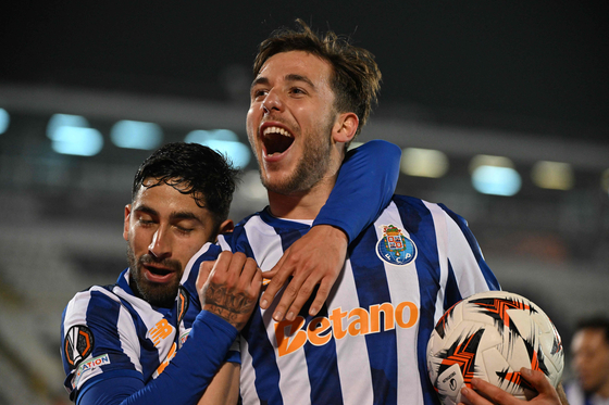 Nico Gonzalez of FC Porto, right, celebrates after scoring his team's first goal during the UEFA Europa League against Maccabi Tel Aviv at Partizan stadium in Belgrade on Jan. 30. Gonzalez moved to Manchester City on loan on Monday. [AP/YONHAP]