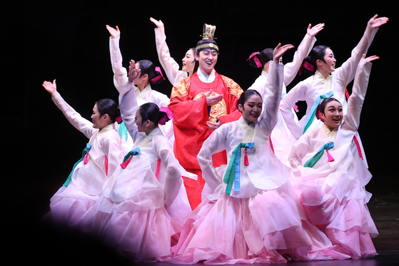 A scene from the musical ″Last Empress″ currently running at Sejong Center for the Arts in Jongno District, central Seoul [YONHAP]