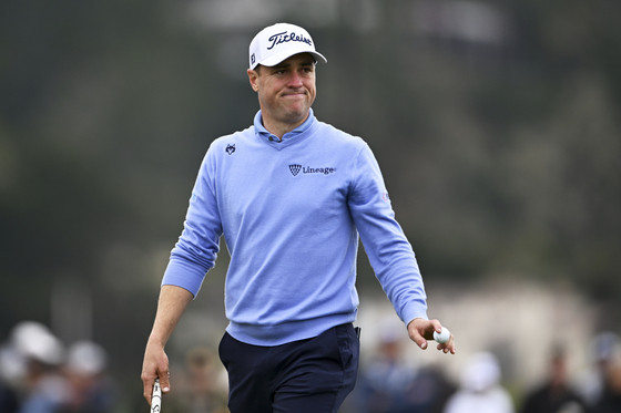 Justin Thomas waves to spectators after putting on the sixth hole at Pebble Beach Golf Links during the second round of the AT&T Pebble Beach Pro-Am on Jan. 31 in Pebble Beach, California. [AP/YONHAP]