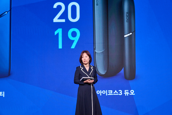 Hannah Yun, Philip Morris Korea’s managing director, announces the launch of the IQOS Iluma i series in Korea in a press conference at Lotte Hotel in Jung District, central Seoul, on Feb. 5. [PHILIP MORRIS KOREA]