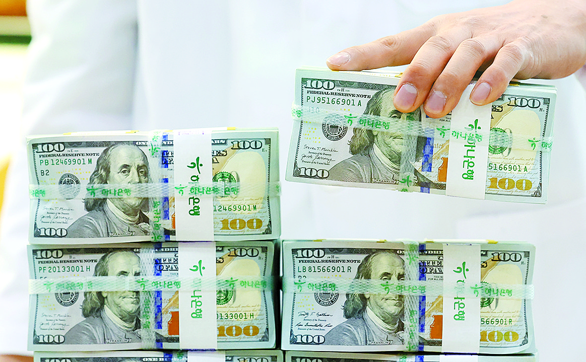 A banker checks dollars. [NEWS1]