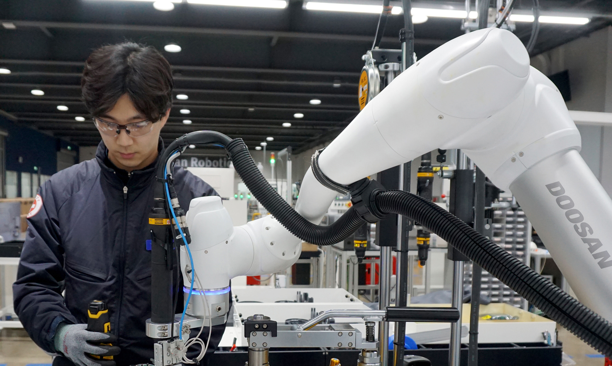 A worker is seen working with Doosan Robotics' collaborative robot model ″M.″ [DOOSAN ROBOTICS]