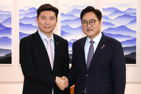 National Assembly Speaker Woo Won-shik, right, and Ryu Seung-min, president of the Korean Sport & Olympic Committee, shake hands during a meeting at the National Assembly in western Seoul on Feb. 3. [NEWS1]