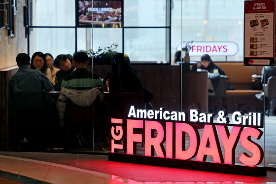 Diners eat their food at a TGI Fridays store in Songpa District, southern Seoul, on Feb. 5. [YONHAP] 