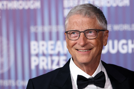 Bill Gates poses for photos at the 10th Breakthrough Prize Ceremony at the Academy Museum of Motion Pictures in Los Angeles on April 13, 2024. [AFP/YONHAP] 