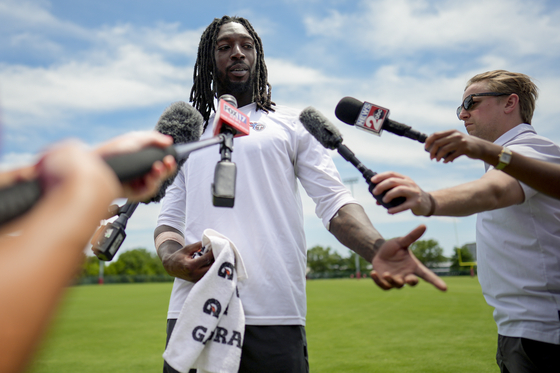 Tennessee Titans wide receiver Calvin Ridley responds to questions from the media after an NFL football practice on May 29, 2024, in Nashville, Tennessee. [AP/YONHAP]