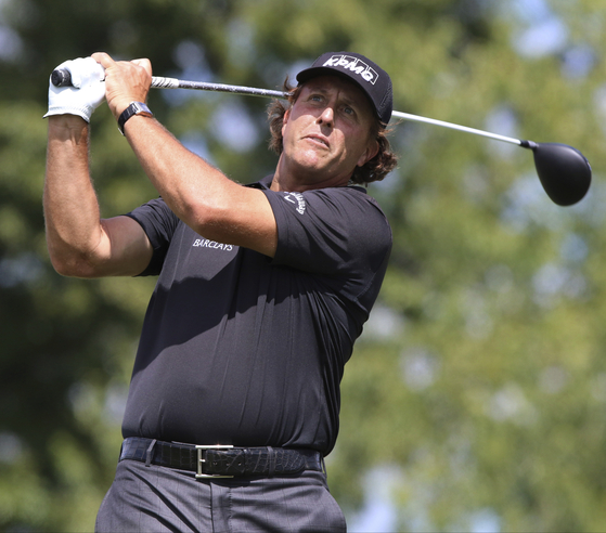 Phil Mickelson watches a tee shot during the first round of The Barclays golf tournament, Thursday, Aug. 27, 2015, in Edison, New Jersey. [AP/YONHAP]