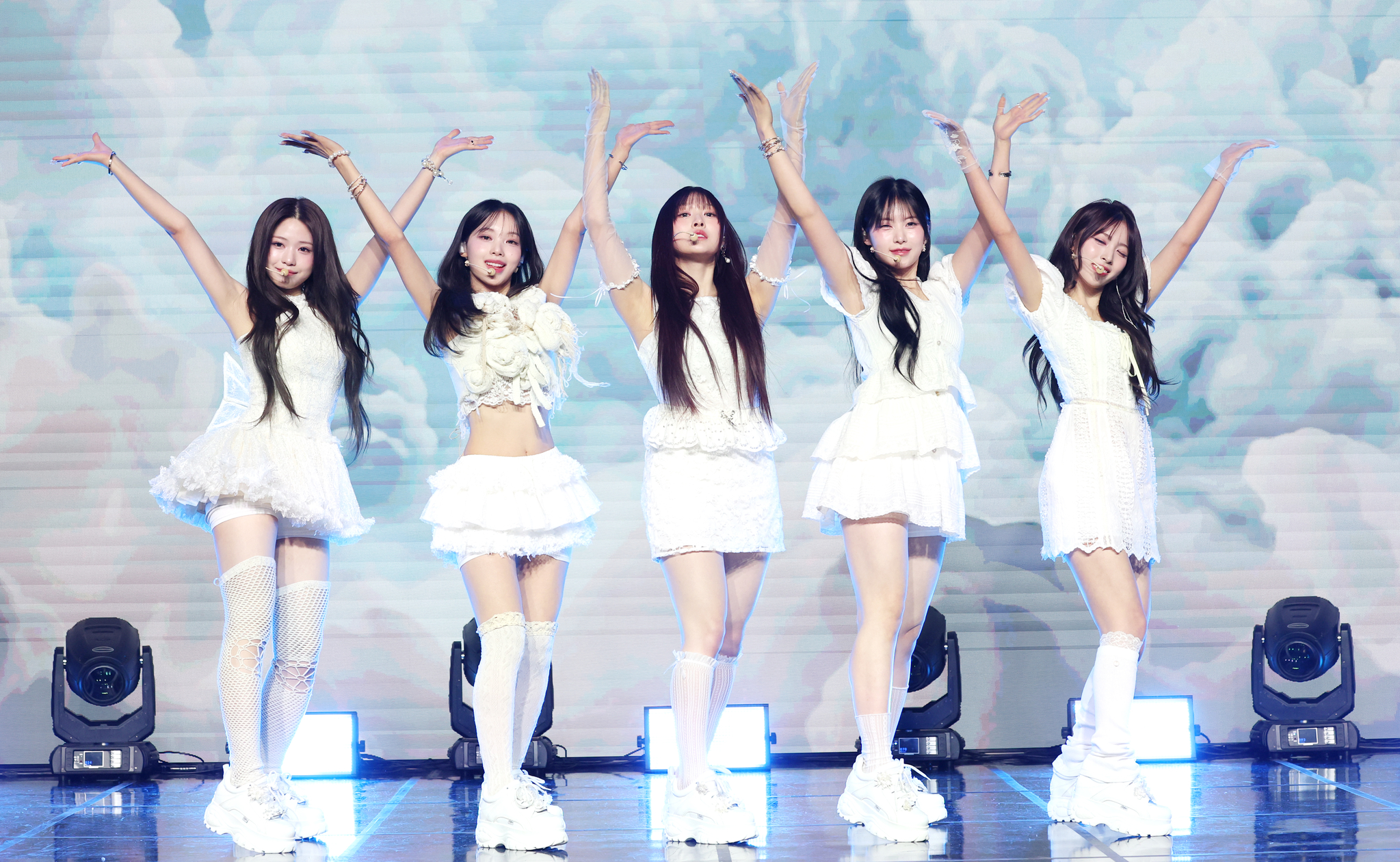 Girl group Rescene performs its new track ″Glow Up″ during a showcase held on Feb. 5 at the Ilchi Art Hall in southern Seoul for the release of its second EP ″Glow Up.″ [NEWS1]