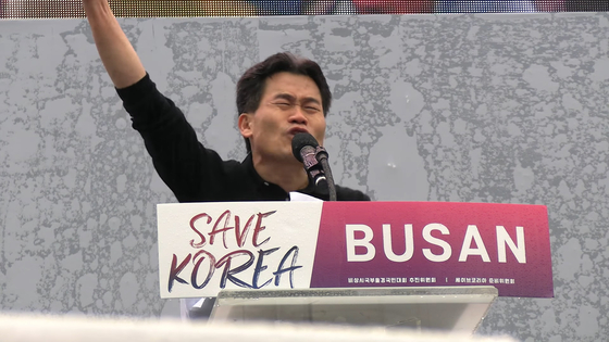 Korean history lecturer Jeon Han-gil, whose real name is Jeon Yu-kwan, gives a speech at a rally opposing President Yoon Suk Yeol's impeachment near Busan Station on Feb. 1. [SCREEN CAPTURE]