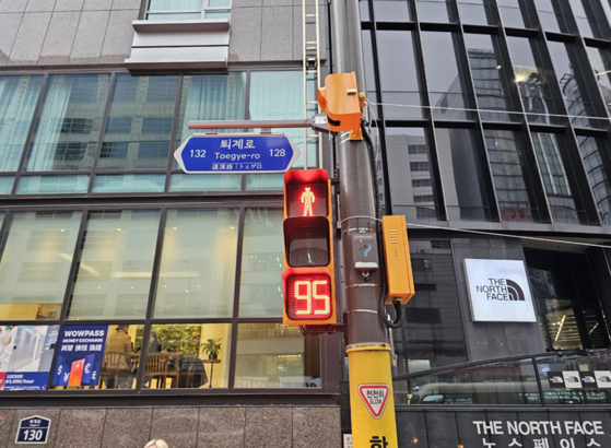 A traffic light that counts down the red stop signal installed in front of Myeongdong Station in central Seoul [SEOUL METROPOLITAN GOVERNMENT]