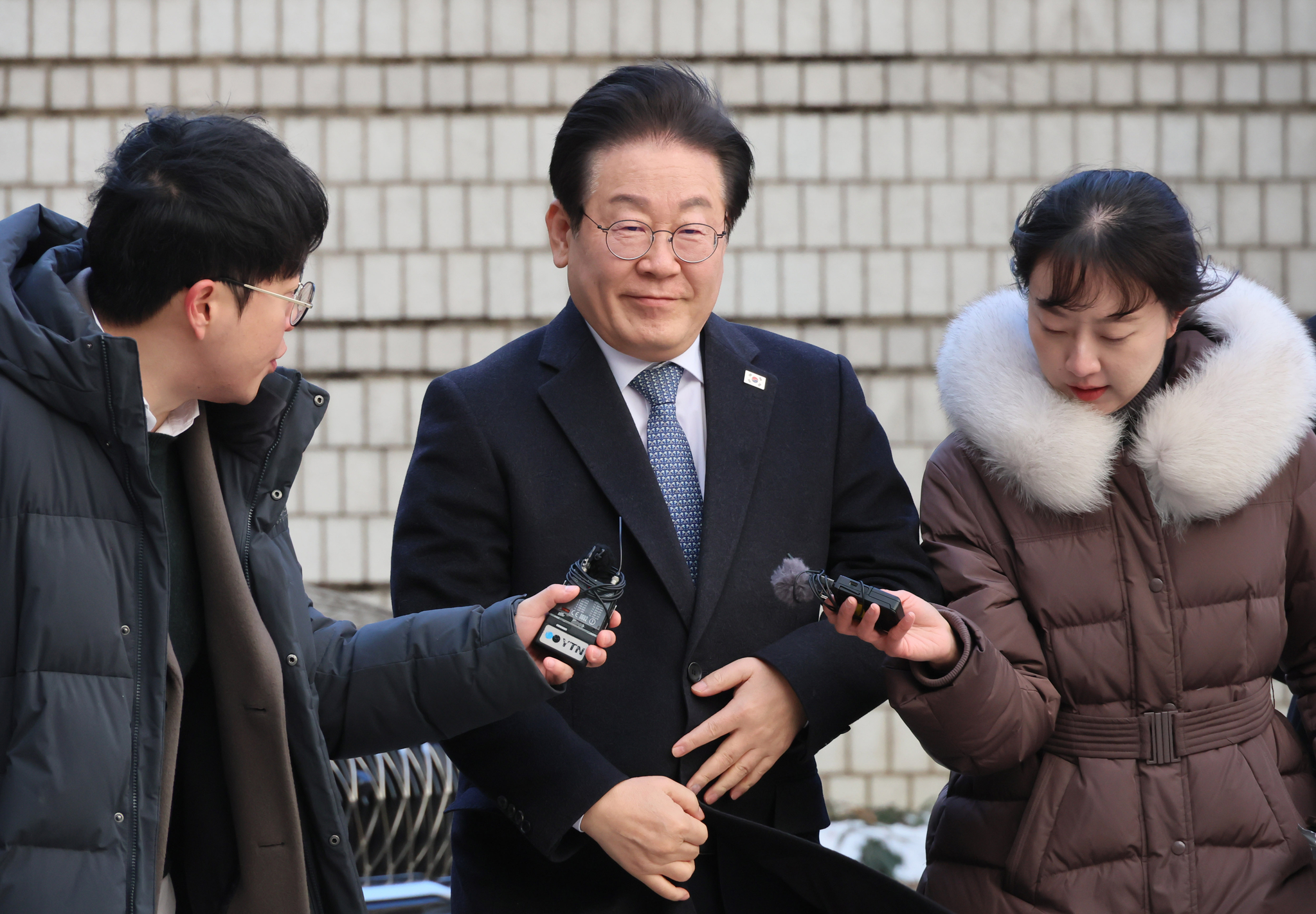 Democratic Party leader Lee Jae-myung, center, arrives at the Seoul High Court in Seocho District, southern Seoul, for the second hearing of his appeal against his conviction for violating election law on Feb. 5. [YONHAP]